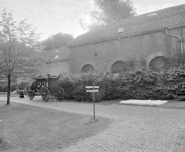 882749 Gezicht in de tuin van het Centraal Museum (Agnietenstraat 1) te Utrecht met op de achtergrond de stallen. Links ...